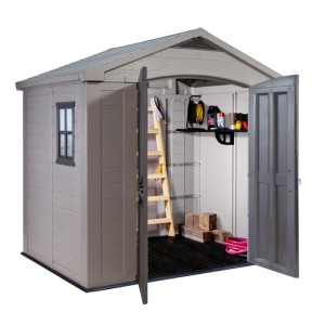 Abri de jardin ouvert Keter Factor 8x6 en plastique aspect bois, avec échelle et étagères.