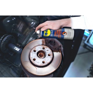 WD-40 Specialist pulitore freni applicato a un disco freno, parte della riparazione auto.