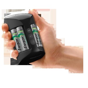 Chargeur Energizer Pro avec piles en main, accessoires pour piles et chargeurs.