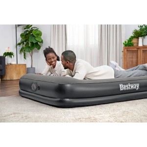 Materasso ad aria Bestway Tritech Queen Size grigio con pompa USB, due persone si rilassano sopra.