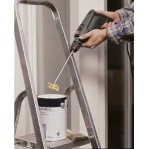 Miscelatore per pittura LUX 60 mm in uso con trapano e secchio di vernice su una scala.