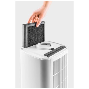 Kärcher AF 20 Set filtro: mano inserisce il filtro nel purificatore d'aria.