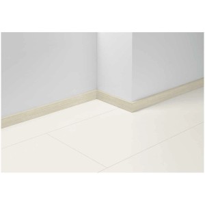 Battiscopa Parador SL 5 impermeabile rovere D090 su parete e pavimento.