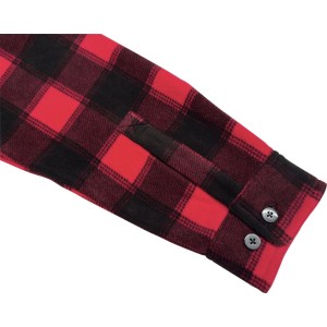 Gros plan sur la manche d'une chemise en polaire de bûcheron rouge et noire avec poignet boutonné.