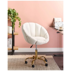 Chaise de bureau pivotante bouclée blanche design coquille, piètement doré à roulettes.