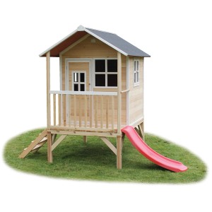 EXIT Loft 300 cabane en bois naturel avec toboggan et échelle dans le jardin.