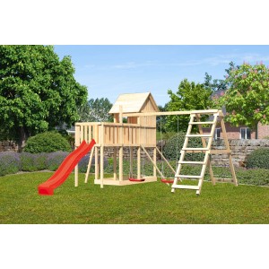 Maisonnette sur pilotis Karibu Frieda avec toboggan rouge, balançoire et structure d'escalade dans le jardin.