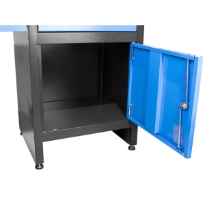 Établi Güde avec étagère noire ouverte et porte bleue ouverte.
