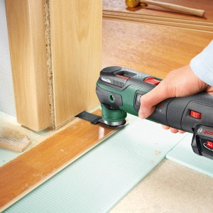 Outil multifonction sans fil Bosch AdvancedMulti 18 V en utilisation, raccourcissement d'une porte en bois. Batterie incluse.