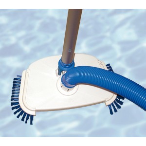 Kit de nettoyage de piscine Weka avec brosses et tuyau pour piscines propres.
