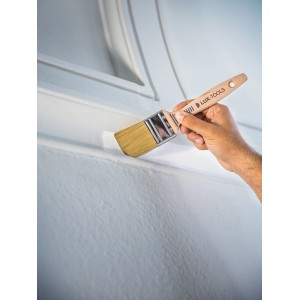 Pennello piatto LUX 60 mm in uso: Pittura di una parete con pittura a emulsione.