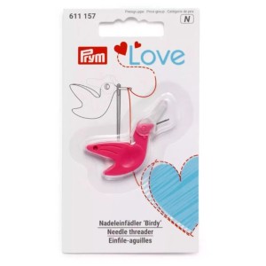 Infila-ago Prym Birdy, strumento in plastica rosa a forma di uccello per infilare facilmente.