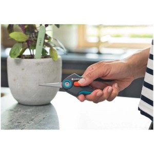 Forbici da giardino Gardena FreshCut in acciaio inox in azione, tagliano erbe aromatiche.