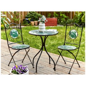 Set bistro Beliani Cozzana in metallo nero con piano mosaico e due sedie in giardino.