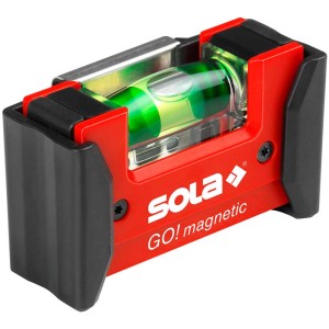 Mini niveau à bulle Sola GO! Magnetic, rouge/noir, avec fiole et aimant pour une mesure précise.