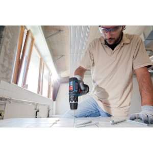 Avvitatore a percussione a batteria Bosch Professional GSB 12V-15 che fora le piastrelle.