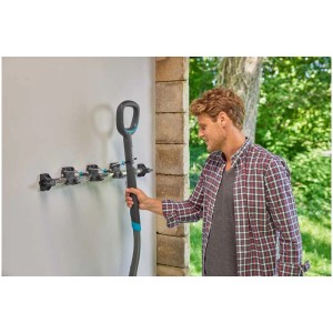 Gardena Gerätehalter Plus con uomo che appende attrezzo da giardino. Sistema di stoccaggio per attrezzi fino a 60 kg.