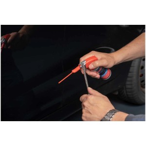 Application du spray graphite Nigrin 100ml pour l'entretien automobile. Idéal pour serrures et charnières.