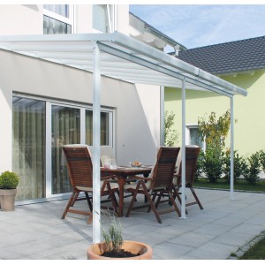 Copertura per patio Gutta bianca 426x306 cm con lastre in policarbonato e area salotto in giardino.