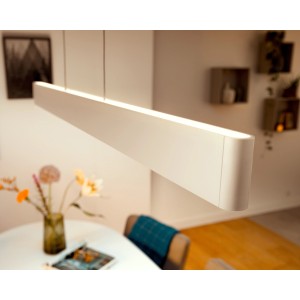 Weiße Philips Hue Ensis LED Pendelleuchte mit Bluetooth im modernen Wohnraum.