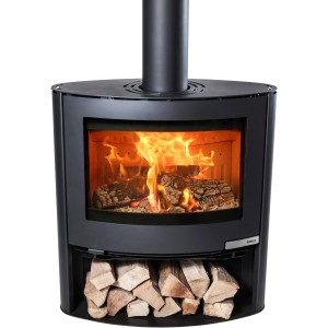 Poêle Aduro 15.2 noir en acier (6,5 kW) avec bûches et feu allumé.