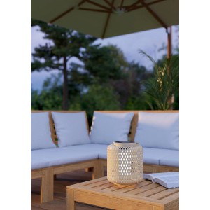 Lanterne solaire LED Eglo Marliano marron (24 cm) sur table de jardin. Éclairage extérieur décoratif.