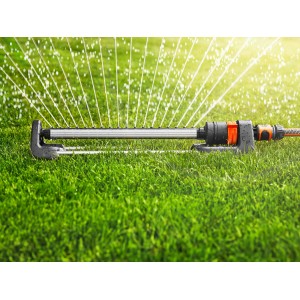 Arroseur oscillant Gardena Aqua L arrosant une pelouse.