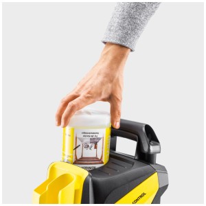 Nettoyant universel Kärcher 1 l inséré dans un nettoyeur haute pression Kärcher.