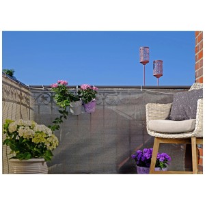 Schermo per balcone in PE beige-antracite 90x500 cm per la privacy su un balcone soleggiato.