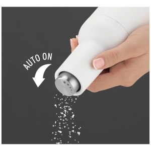 Macina sale elettrico Trisa Pure Elegance bianco mentre macina il sale.