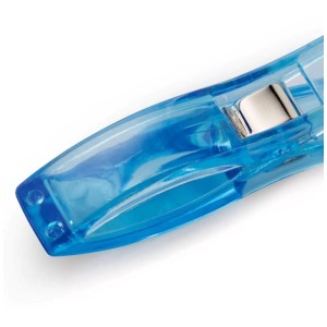 Dettaglio di una clip per tessuto Prym Love blu (55mm) in plastica.