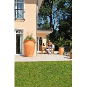 Anfora terracotta antica Garantia per acqua piovana 600 l con fioriera in giardino.