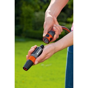 Stop d'eau Gardena pour tuyaux d'arrosage 13 mm (1/2) et 15 mm (5/8) en utilisation.