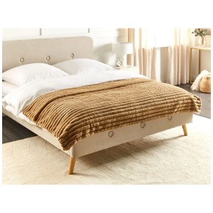 Copriletto Beliani Rakya in pelliccia sintetica marrone chiaro (150x220 cm) su un letto.
