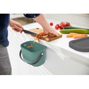 Rotho Bioabfallbehälter Albula in Mistletoe Green, hängend in der Küche.