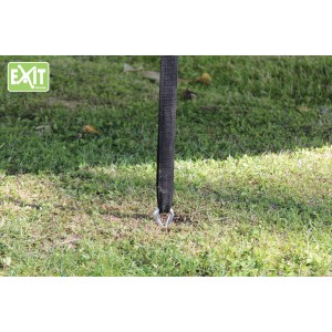 EXIT Trampoline Kit d'ancrage, gros plan d'une ancre au sol avec sangle dans l'herbe.