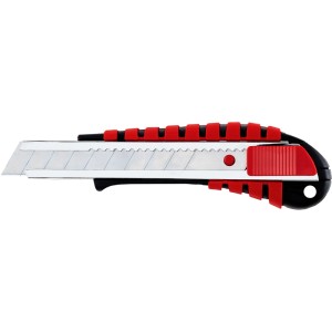 Cutter con corpo in metallo nero, impugnatura rossa e lama a spezzare in acciaio da 18mm. Con blocco automatico.