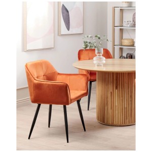Lot de 2 chaises de salle à manger en velours orange Jasmin avec accoudoirs et pieds en métal noir.
