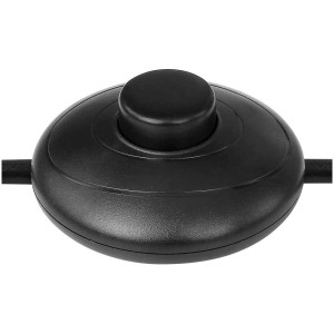 Dettaglio dell'interruttore a pedale nero della lampada da terra a LED Globo.