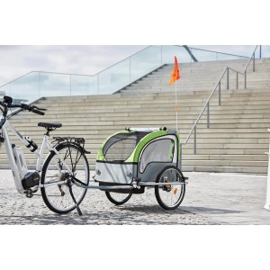 Rimorchio bici per bambini Fischer Comfort, grigio-verde con set LED, attaccato alla bici.