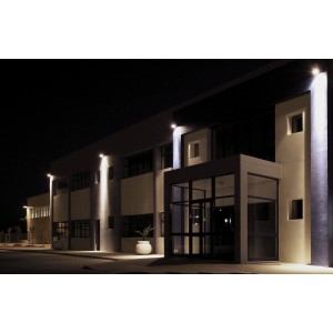 Faro LED Philips Projectline con sensore che illumina un edificio di notte.