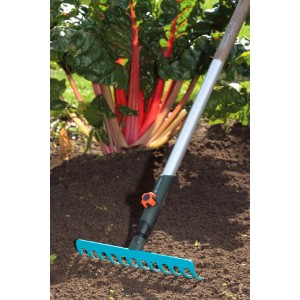 Rastrello Gardena combisystem con larghezza di lavoro di 30 cm in uso in giardino.