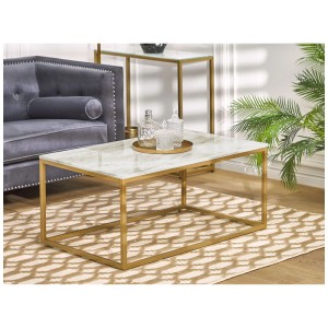 Tavolino da caffè Delano beige effetto marmo con struttura in metallo dorato.