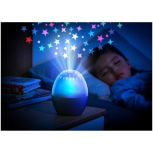 Il proiettore di stelle Reer Starlino proietta stelle sul muro mentre un bambino dorme.