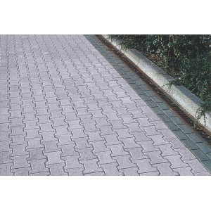 Pavés autobloquants en béton, bordure double T, pavés gris posés en motif double T.
