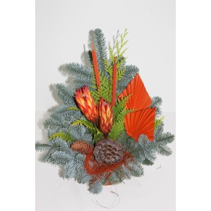Coupe funéraire Nobilis, orange, env. 15 cm. Composition avec sapin, protéa et éléments décoratifs pour les jours de commémoration.