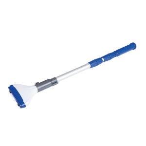Aspirateur de piscine électrique Aquascan avec perche télescopique pour le nettoyage de la piscine.