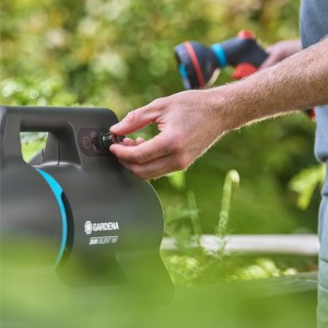 Gardena Pompe de jardin sans fil 3000 Silent 18V P4A Set en utilisation avec tuyau d'arrosage