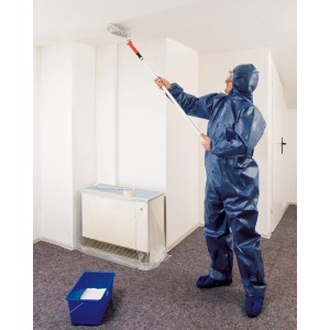 Homme peignant le plafond au rouleau, protégé par une combinaison de peintre LUX XL.