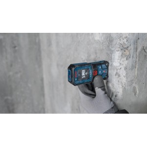 Télémètre laser Bosch Professional GLM 40-31 en action sur un mur en béton.